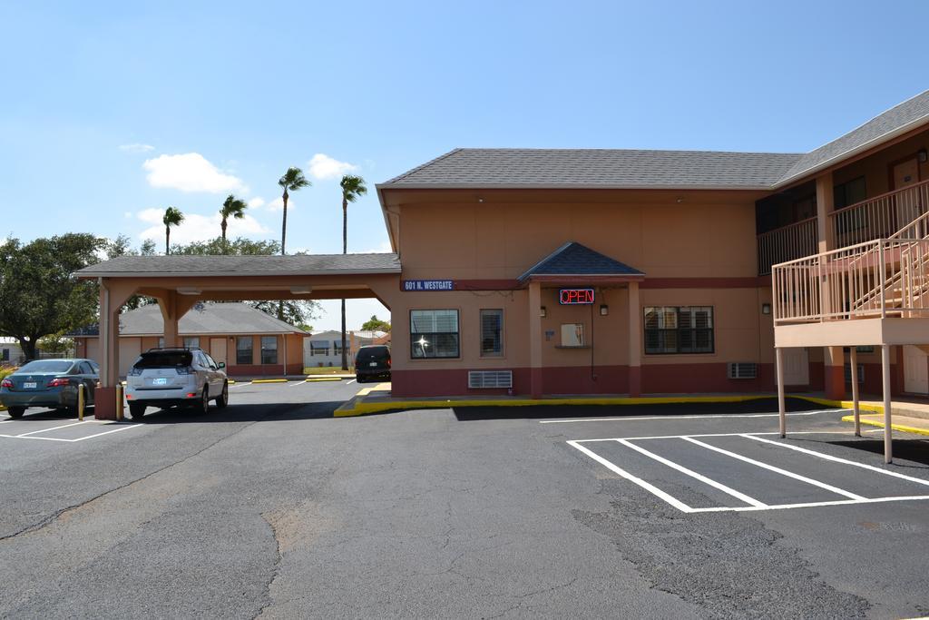 Deluxe Inn And Suites Weslaco Exterior foto